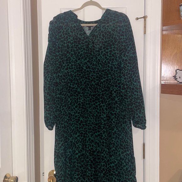 Banana Republic Dresses & Skirts - BANANA REPUBLIC BLACK AND GREEN DRESS